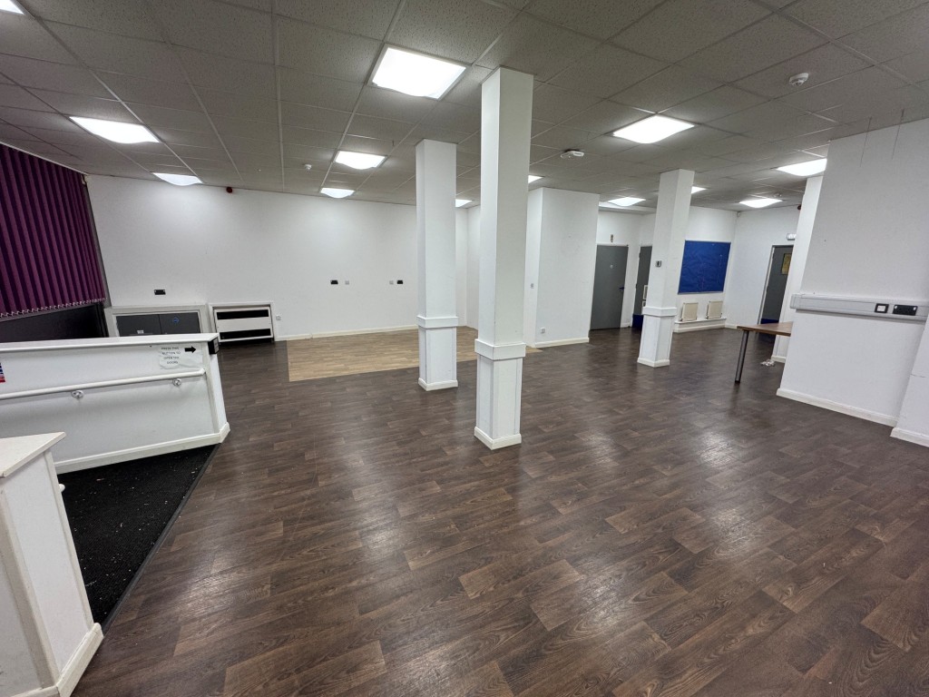 Lot: 92 - FOUR STOREY FREEHOLD BUILDING WITH POTENTIAL - Ground floor open plan area